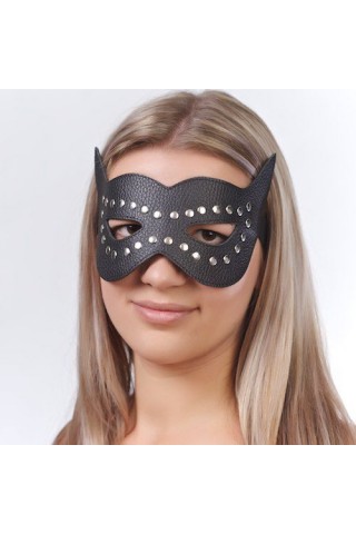 Чёрная кожаная маска с клёпками и прорезями для глаз
