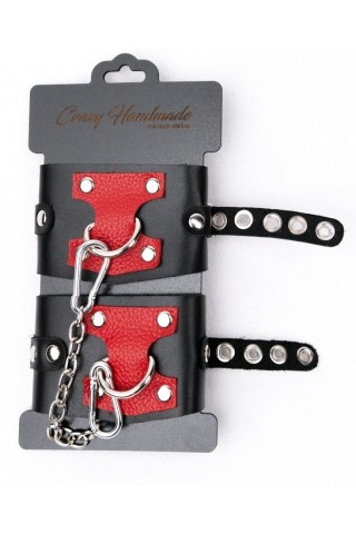 Черные наручники с красным декором и заклепками